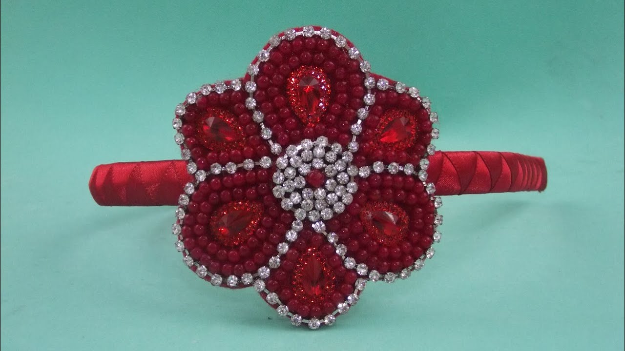 Faça você mesma: Tiara com flor de pérolas e strass