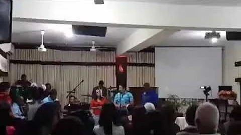 Eugenio Cuevas alabando a Dios
