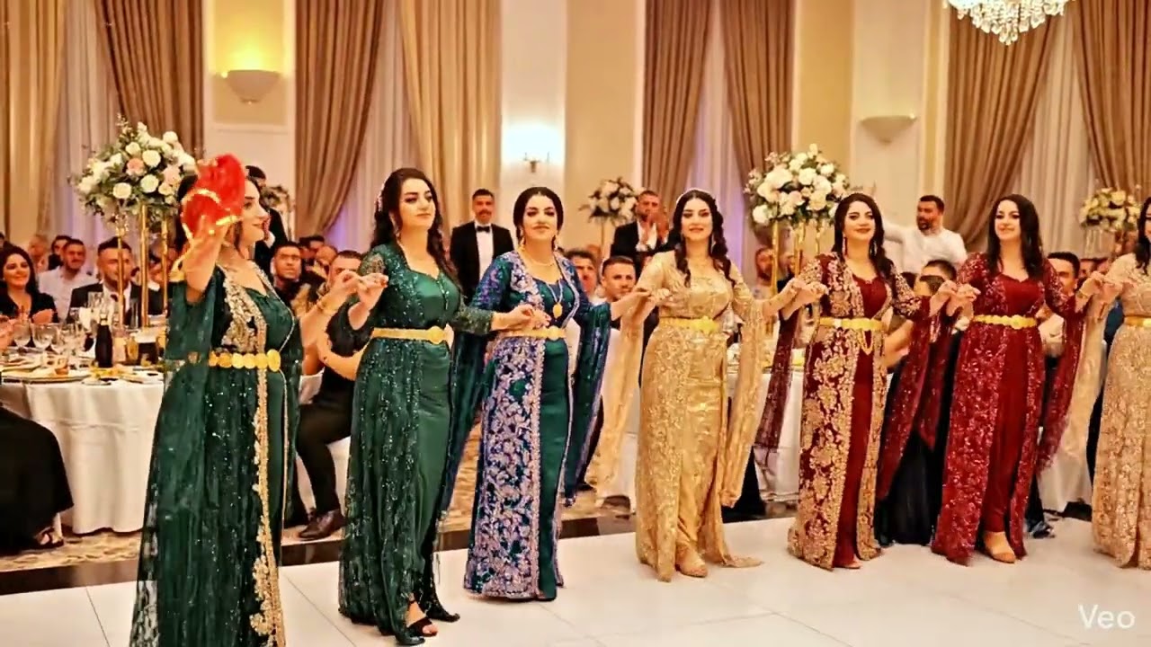 Kadınların muhteşem gösterisi  #halay #kurdish #kurtce #öneçıkar #dugunumuzvar #gelin  #halaybasi