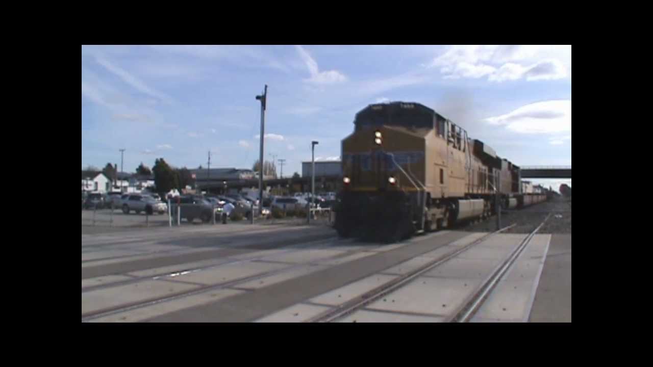 bnsf 5729 Union Pacific ES44AC #7466 Leads the IOASER through Berkeley (11/22/11)