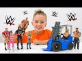 Vlad et Niki défient 5 écluses avec les jouets WWE Chariot élévateur