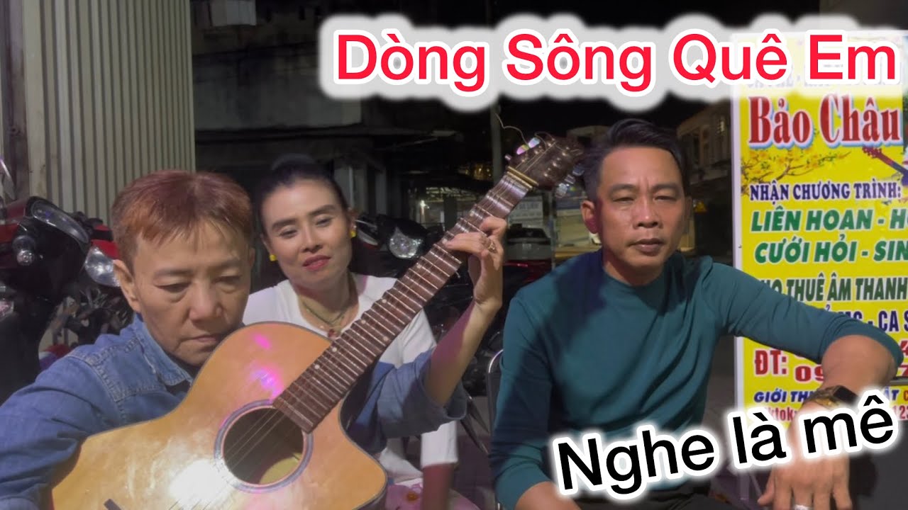 Bất Ngờ 2 chị Gái vừa đàn vừa hát Dòng Sông Quê Em với anh trai mê cải lương làm ai nghe cũng khoái 