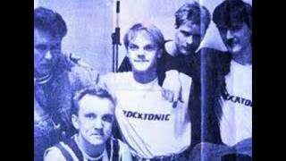 Rocktonic - Maailma Hajoaa