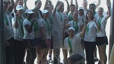 Man becomes first with bionic leg to climb skyscra...