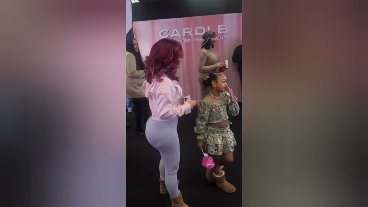 Cardi with with  her daughter kulture at her meet and greet, blowing kisses to funs 😁 