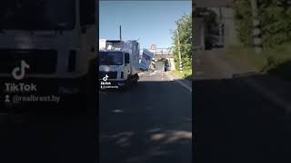 В Бресте грузовик не смог проехать под мостом: в результате ДТП автомобиль серьезно поврежден!