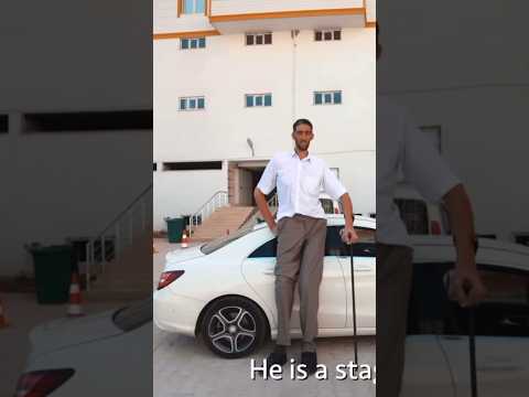 هذا أطول رجل في العالم انصدمت