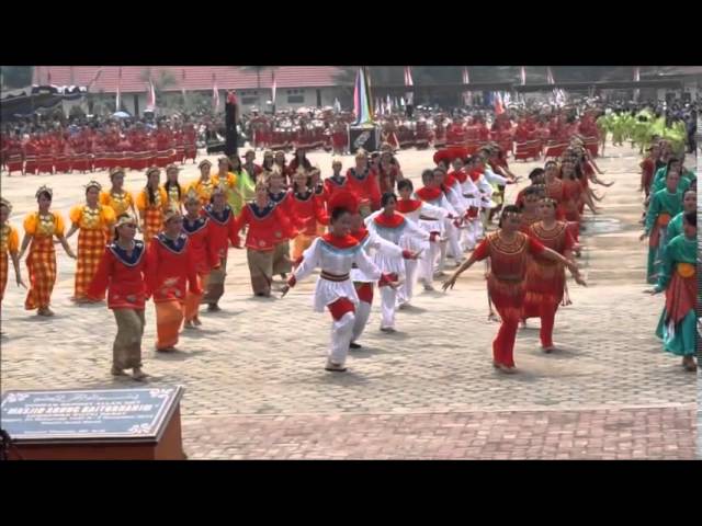 TARIAN KOLOSAL 6 ETNIS DI KUTAI BARAT MELIBATKAN HAMPIR 700 ORANG class=