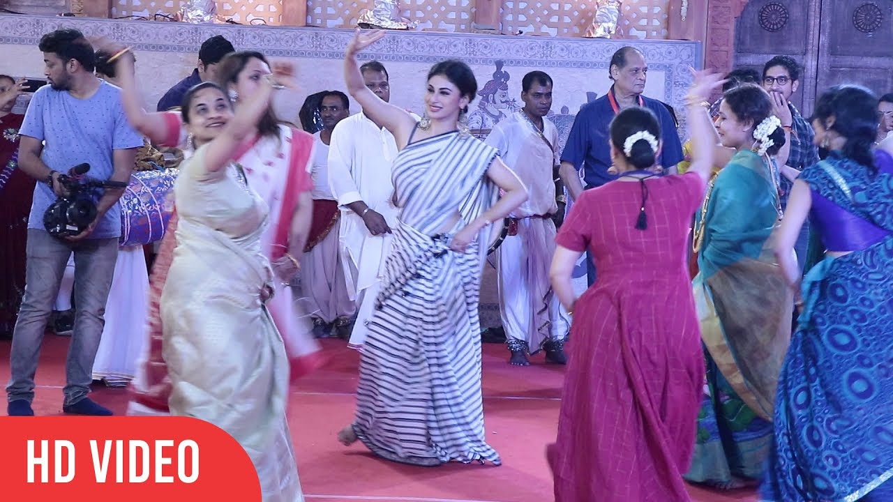 Mouni Roy, Sumona Chakravarti and Rani Mukherji Sister LIVE Garba and Dance at Biggest Durga Puja