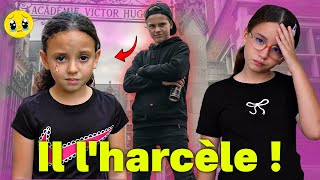ELLE PLEURE - QUELQU'UN HARCELE et FRAPPE KAMILIA à L'ECOLE