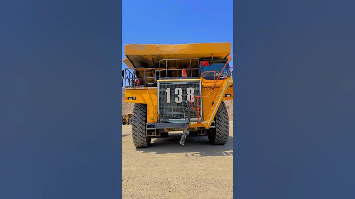 Mine truck 100 tons 😳it so big.. #machine #truck #komatsu #caterpilar