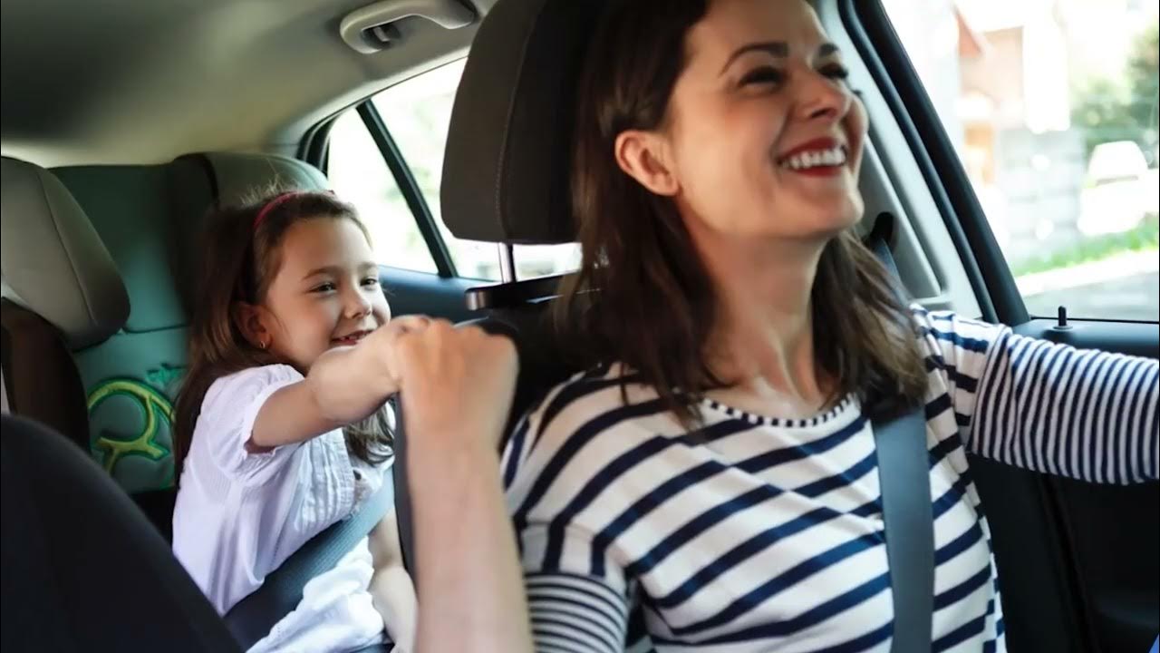 Машина маме с ребенком. Автоняня сопровождение детей. Авто мама. Мама с ребенком в машине. Дочка водит машину.