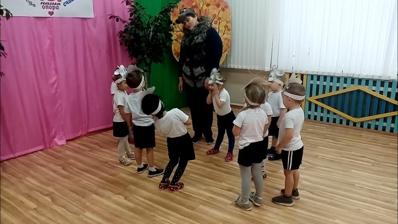 Младшая группа видео. Танец с листиками старшая группа детского сада. Младшая группа видео. Танец в ясельной группе. Телевидение и дети 1 младшая группа.