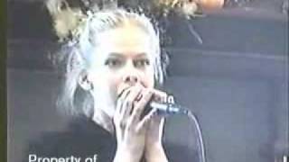 young Avril Lavigne performance @ bookstore (2001)