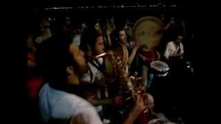 İZMİR FAŞİZME KARŞI GÜNDOĞDU MARŞINI TÜRK BAYRAKLA SÖYLUYOR