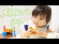 黙々とメロンパンシューを食べる2歳娘