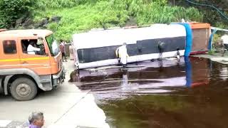 Oil tanker topples on Mumbai-Pune expressway Near Khandala