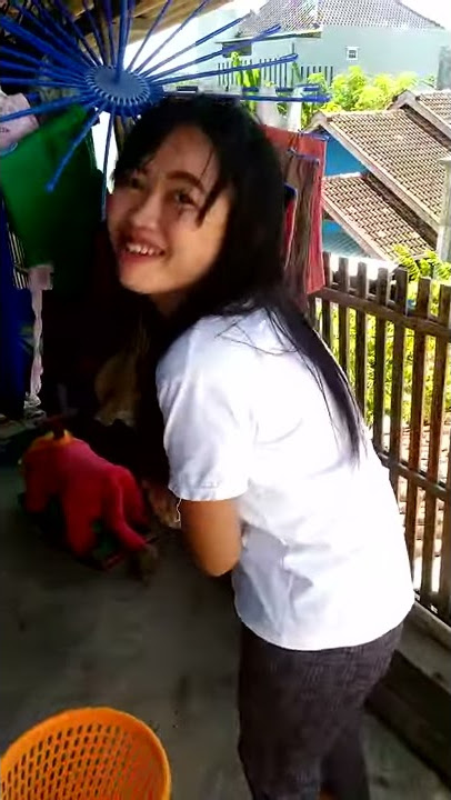 Pembantu muda yang CenTiL