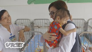 Agent Orange: Ο Έλληνας που Βοηθά τα Θύματα του Βιετνάμ