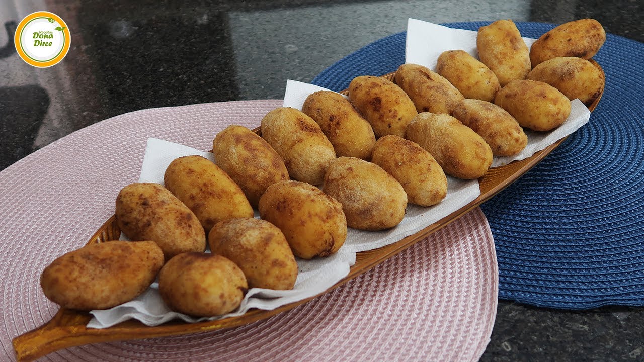 Croquete caseiro tradicional espanhol no garfo com fundo escuro