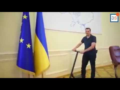 უკრაინის ახალმა პრემიერ-მინისტრმა სხდომათა დარბაზში სკუტერით გაისეირნა