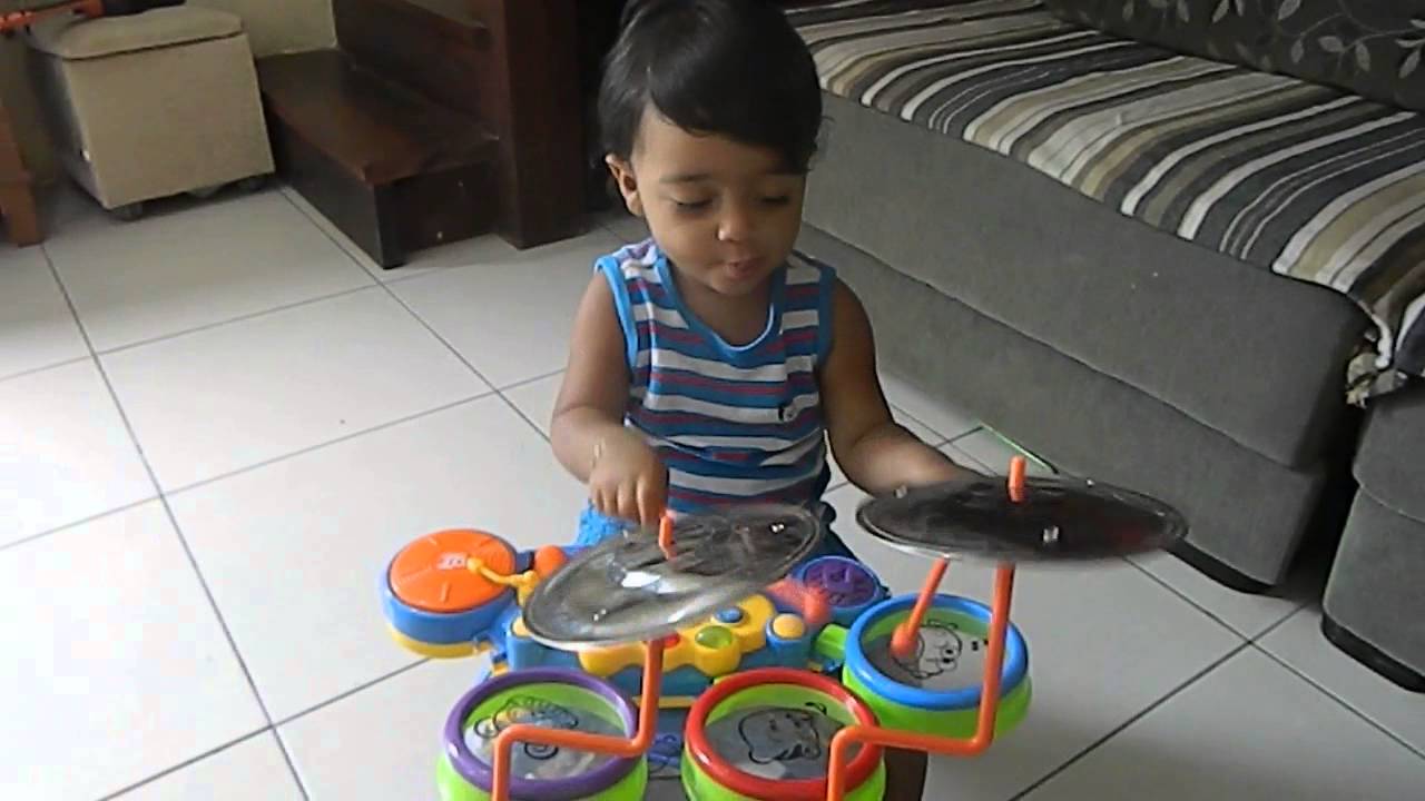 Miguel tocando bateria e Mamãe Cantando / VÍDEO 98