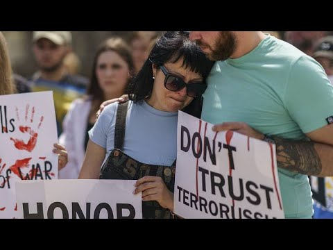 Киев: родственники пленных бойцов полка "Азов" вышли на митинг