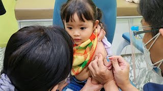 [SUB] 32 months old RUDA gets vaccinated without crying, she didn't need her parents' help.