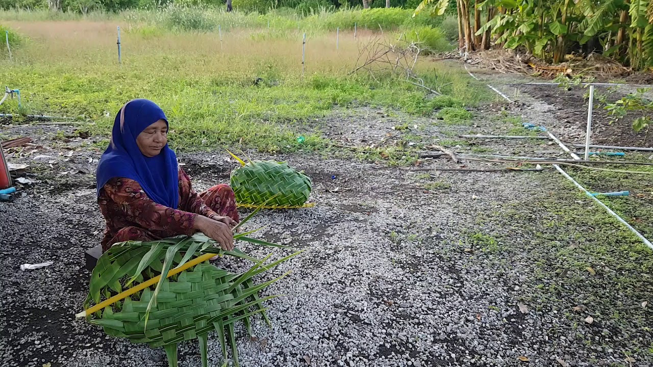Maldivian lady weaving coconut leaf basket YouTube
