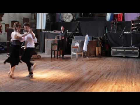 DUO RANAS-  Ojos Negros - Bailan Rachel Revart y Diego Balbi ¡" Y voló el sombrero!"