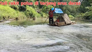 camping hujan deras  tali rakit putus di terjang arus perabotan terbawa hanyut