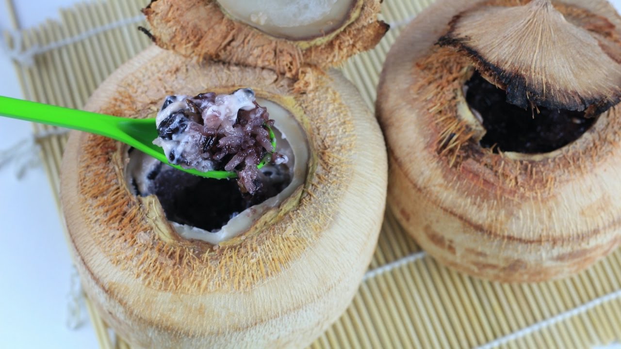 ข้าวหลามในลูกมะพร้าวอ่อน Grilled Sticky rice in coconut