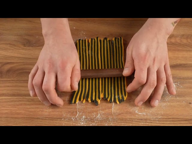 Pasta Masterclass - How to make Two sided stripes (method 2) by Mateo Zielonka class=