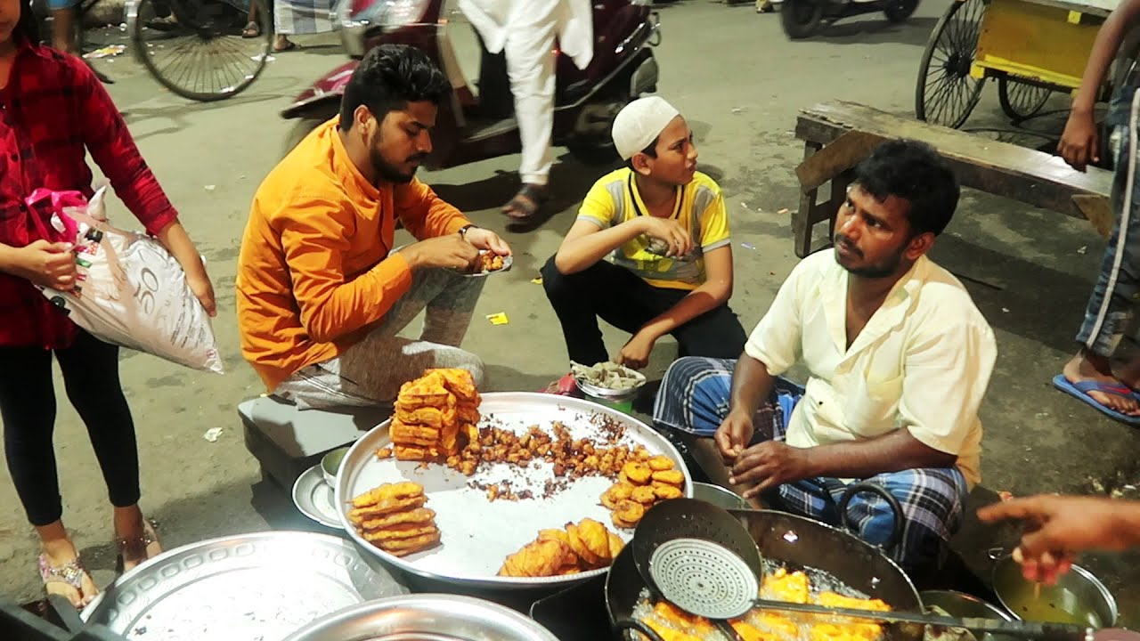 Hard Working Family Selling Cheapest Bread Bajji | BreadPakodi |Kolkata Street Food |Zakaria Street | Street Food Zone