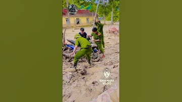 Các anh công an giúp cứu xe máy cho bà con #respect #congannhandan #short