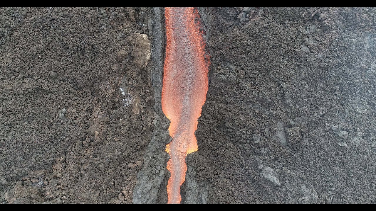 03/11/2021 Hipnótico canal en vista cenital una sola toma. Erupción La Palma IGME