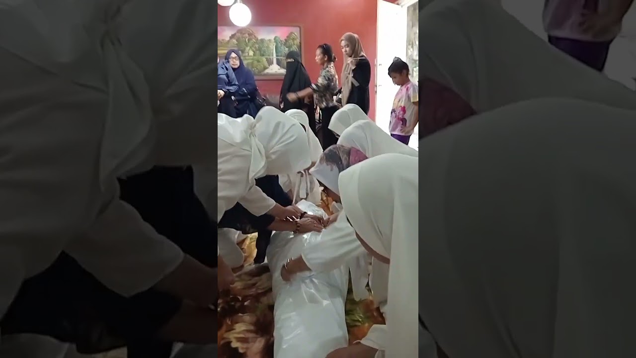 proses mengkafani alm.ibu hj.A.Nurasiah Hafid ..