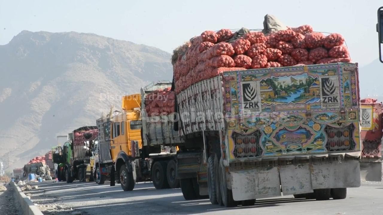 Huge numbers of trucks stranded at Afghanistan-Pakistan border with Torkham crossing closed