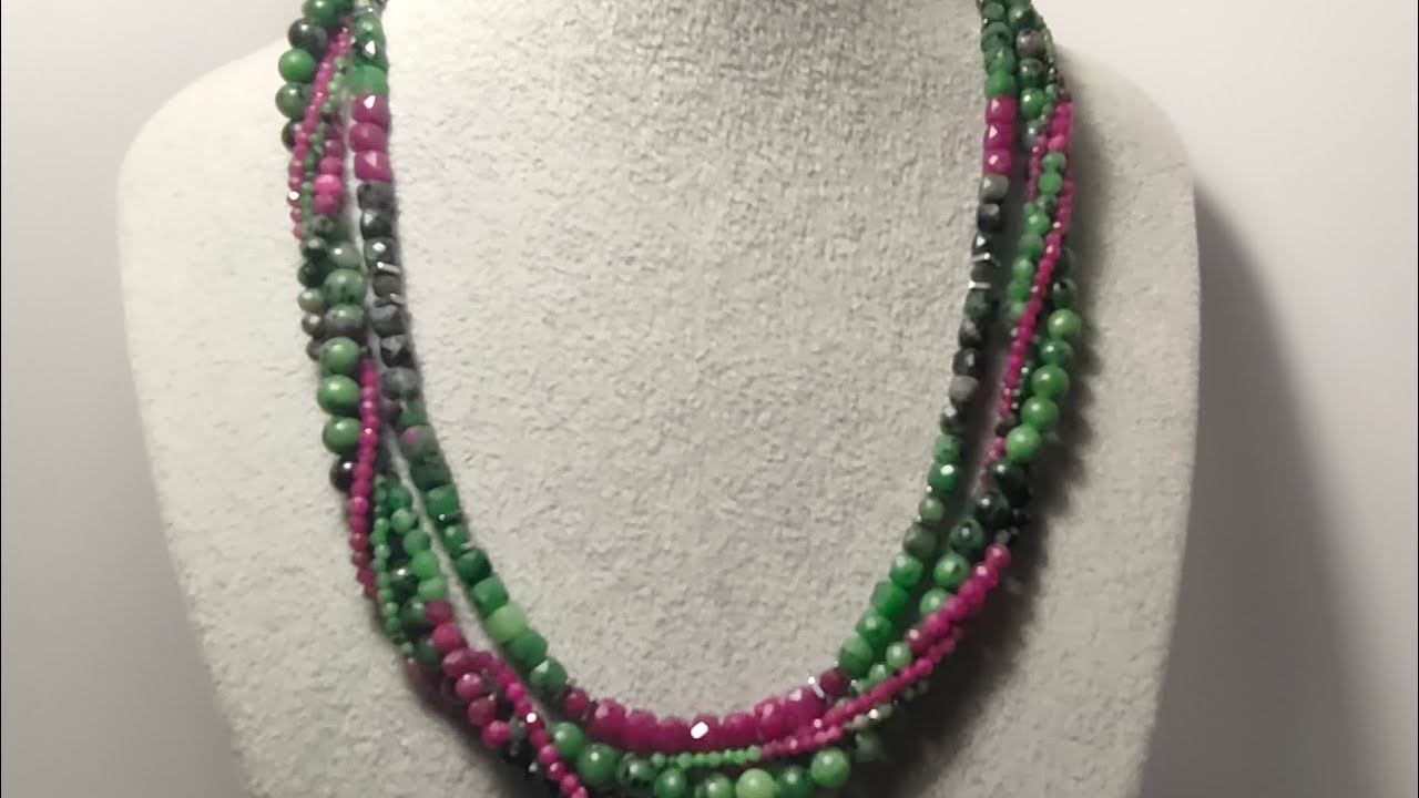 МК. Яркая зелень и сочный сок спелых ягод. Цоизит и рубин.