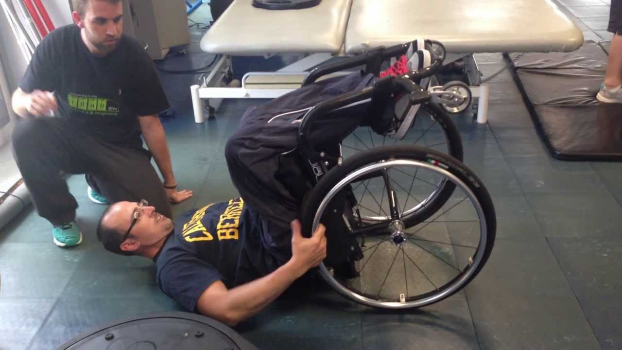 como superar una caída en silla de ruedas - YouTube