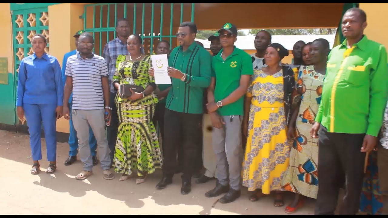 WAZIRI MPINA ACHANGIWA NA KUSINDIKIZWA NA WANANCHI KUCHUKUA FOMU YA UBUNGE JIMBO LA KISESA