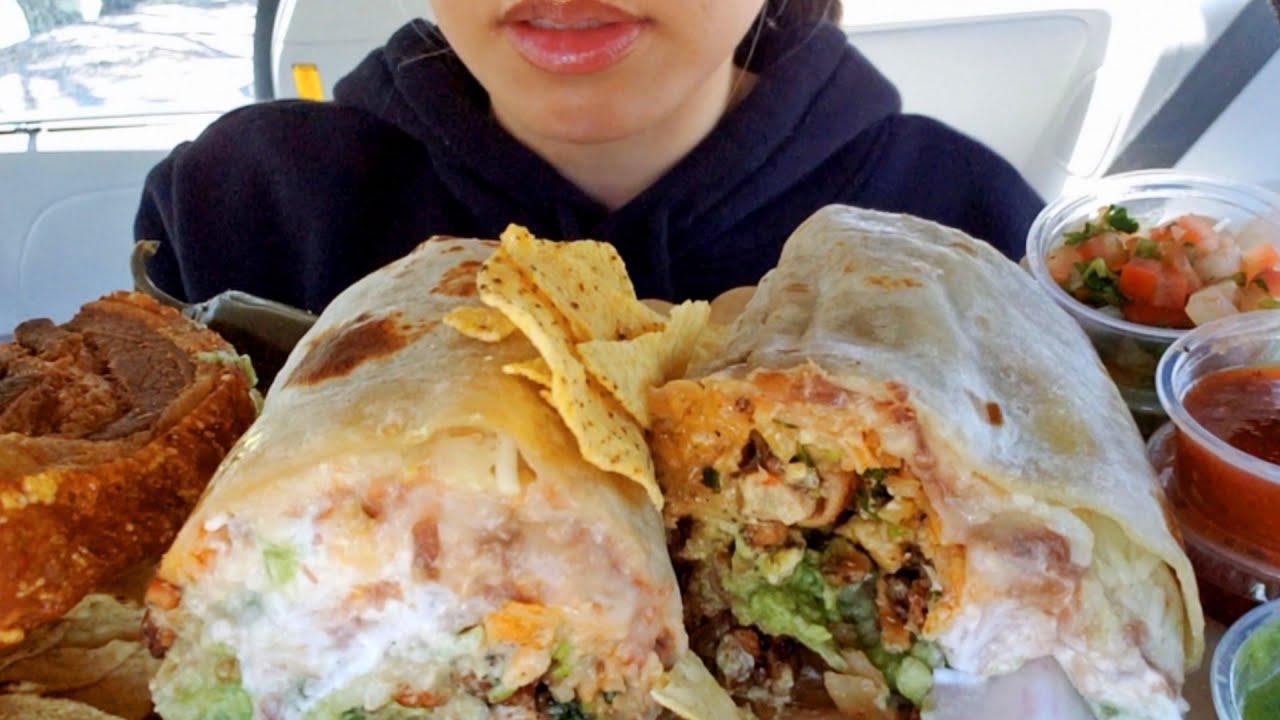 ASMR 🌯  GIANT BURRITO + CHIP BIG BITE CAR MUKBANG WHISPERING REAL EATING SOUND 먹방 TWILIGHT SHOW