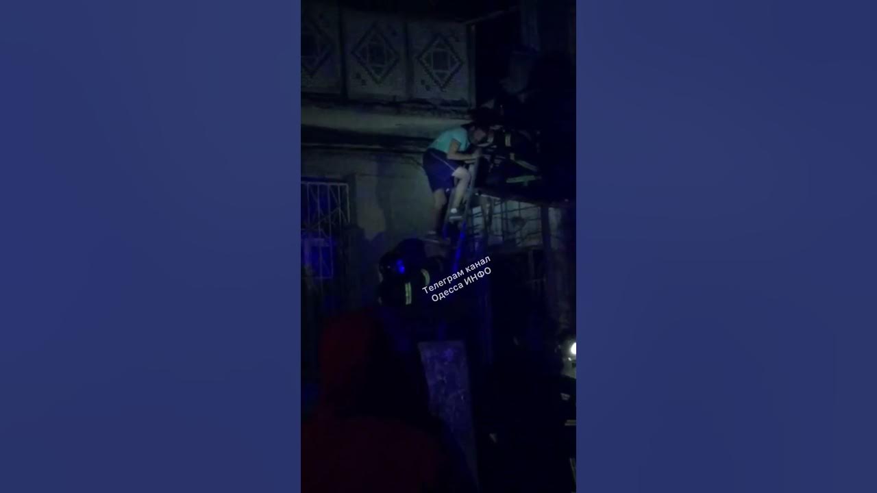 Люди прыгают из окон, пытаясь спастись от пожара в Кемерово - YouTube