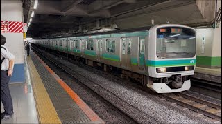 E231系0番台139編成+104編成が快速取手行きとして北千住駅1番線から発車するシーン (889H) 2026.7.27.8:36