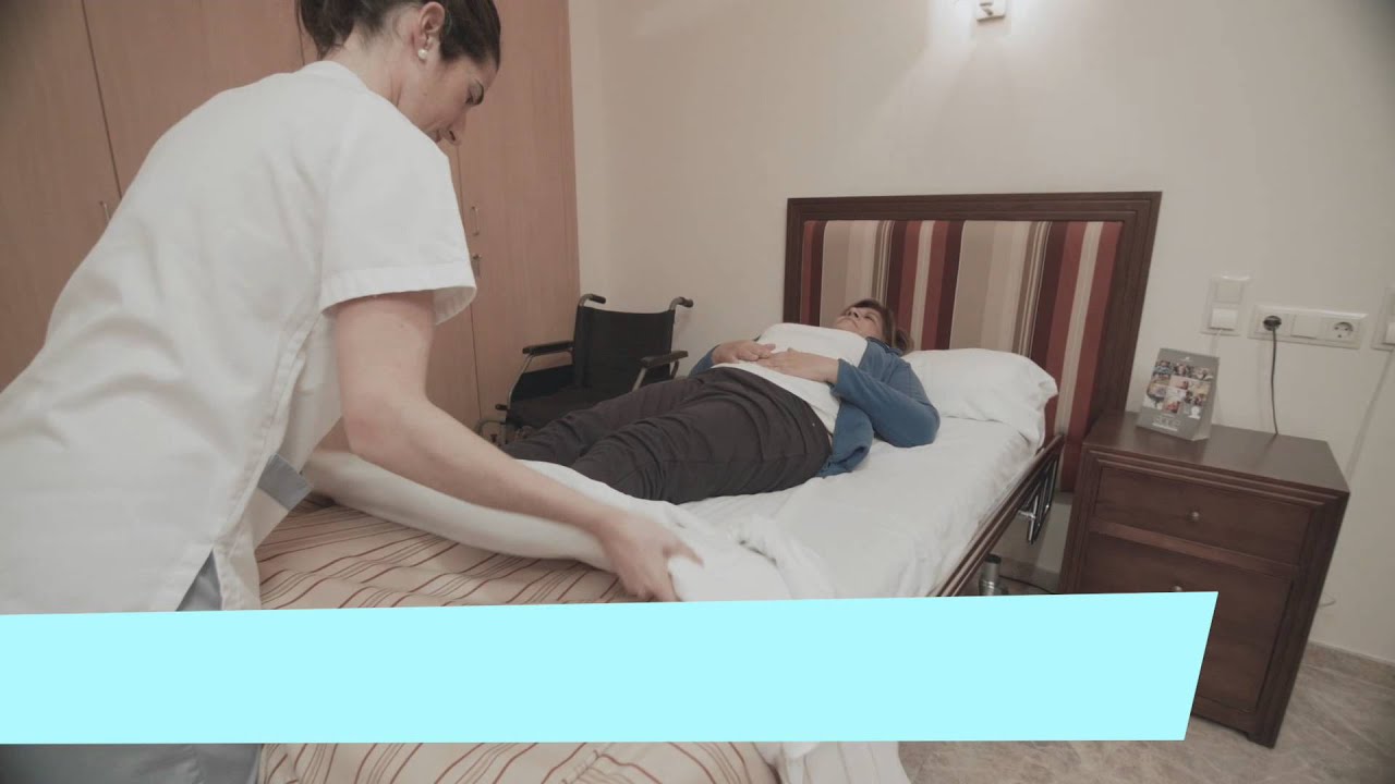 Tutoriales Sanyres - Cómo pasar de la cama a la silla de ruedas y viceversa  - YouTube