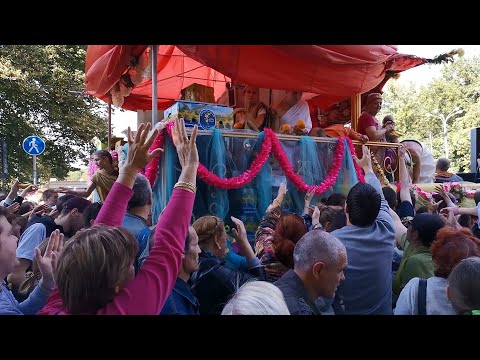 Видео: Тъй като Ратха Ятра се празнува в Индия