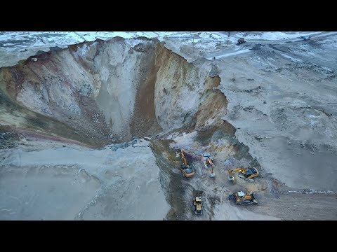Обнаружен провалившийся в воронку у шахты автобус в Казахстане