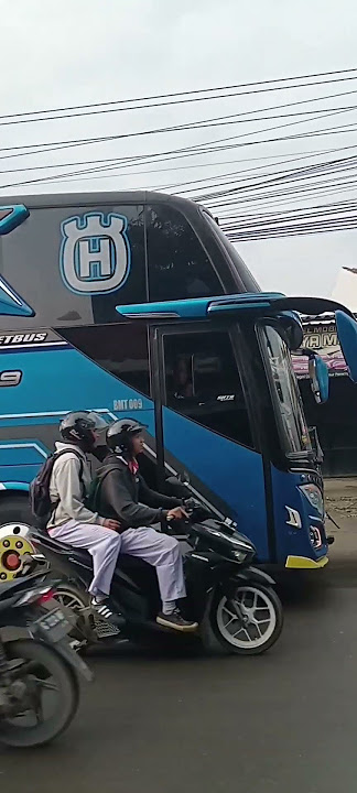 BUS PARIWISATA ' SAMBIRU 99 ' Melintas Di Jalan Bogares Pangkah SLawi