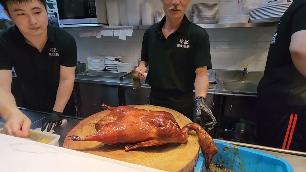 一流出品熱辣辣陳皮燒鵝 #香港美食 皮脆肉嫩油花香，妙齡#燒鵝 八年#陳皮 #肥美焦糖#腩仔#叉燒 肥美#油鷄 #探店 #太極師傅 #燒臘 香港燒鵝排名  #grok4 #deepseek