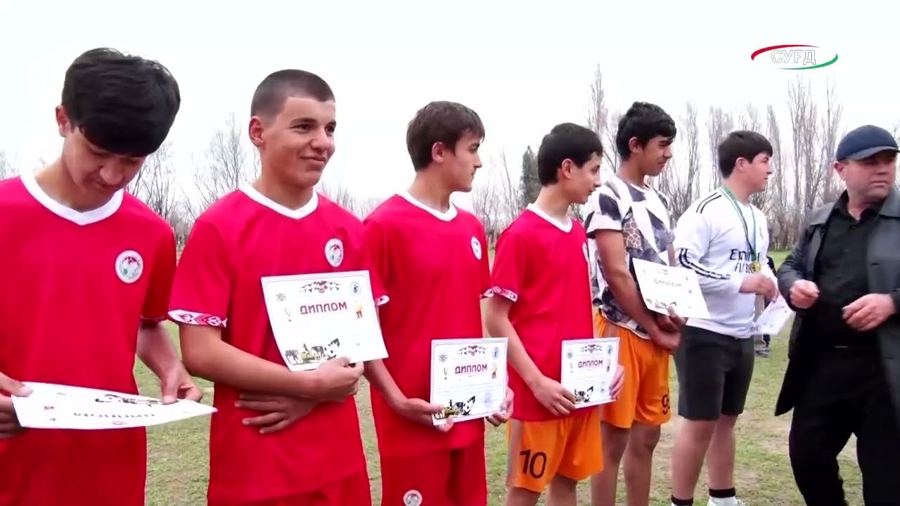 Мусобиқаи футбол байни хонандагон дар ноҳияи Мастчоҳ.